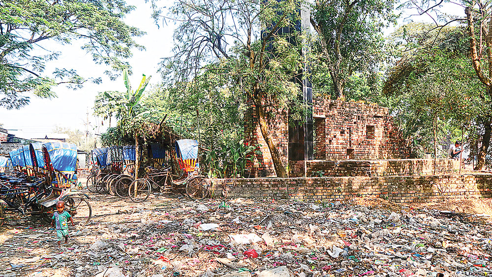 বধ্যভূমির সঙ্গেই ভাগাড়। গত বুধবার বগুড়া রেলস্টেশন এলাকায়। ছবি: প্রথম আলো