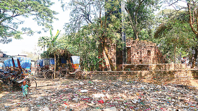 বধ্যভূমির সঙ্গেই ভাগাড়। গত বুধবার বগুড়া রেলস্টেশন এলাকায়। ছবি: প্রথম আলো
