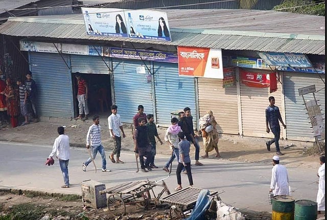 কুমিল্লা-৩ (মুরাদনগর) আসনে বিএনপির প্রার্থী কে এম মজিবুল হকের গাড়িবহরে হামলার ঘটনা ঘটেছে। মুরাদনগর, কুমিল্লা, ১৪ ডিসেম্বর। ছবি: সংগৃহীত