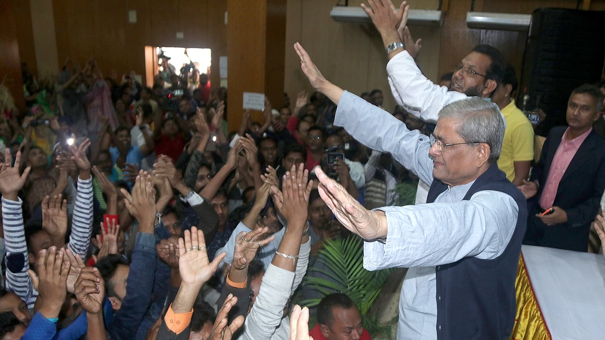 একাদশ জাতীয় সংসদ নির্বাচনে বগুড়া ৬ আসনে ২০ দলীয় জোট ও জাতীয় ঐক্যফ্রন্ট মনোনীত প্রার্থী বিএনপির মহাসচিব মির্জা ফখরুল ইসলাম আলমগীরের নির্বাচনী কর্মীসভা অনুষ্ঠিত হয়। সেখানে উপস্থিত নেতা-কর্মীদের হাত নেড়ে শুভেচ্ছা জানান মির্জা ফখরুল ইসলাম আলমগীর। শহীদ টিটু মিলনায়তন, বগুড়া, ১৪ ডিসেম্বর। ছবি: সোয়েল রানা