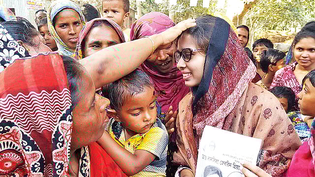 গণসংযোগ করছেন শেরপুর-১ (সদর) আসনে বিএনপির প্রার্থী সানসিলা জেবরিন। গতকাল দুপুরে ধাতিয়াপাড়া গ্রামে।  প্রথম আলো