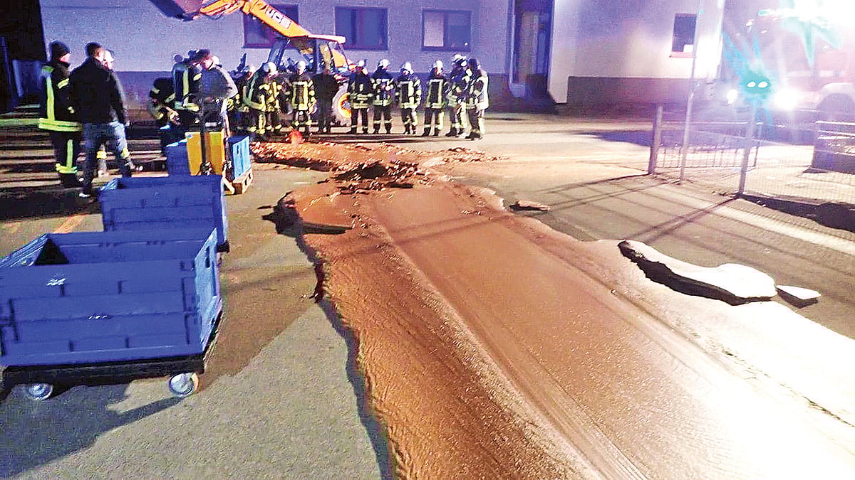 জার্মানির ভাহল শহরের সড়কে জমে যাওয়া চকলেট। ছবি: ওয়াশিংটন পোস্ট