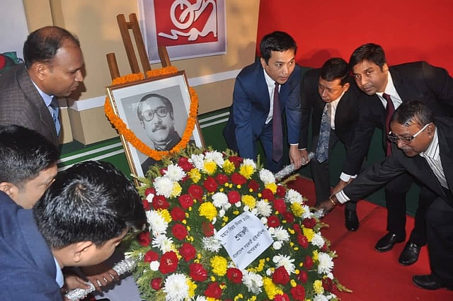 আগরতলায় বাংলাদেশি সহকারী হাইকমিশনে বঙ্গবন্ধু শেখ মুজিবুর রহমানের প্রতি শ্রদ্ধা জানান ত্রিপুরায় নিযুক্ত বাংলাদেশের সহকারী হাইকমিশনারসহ হাইকমিশনের কর্মকর্তা ও কর্মচারীরা। ছবি: প্রথম আলো