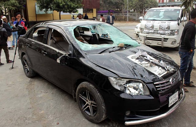 টাঙ্গাইল-৪ (কালিহাতী) আসনে স্বতন্ত্র প্রার্থী লতিফ সিদ্দিকীর গাড়িতে হামলা চালিয়ে ভাঙচুর করে দুবৃত্তরা। ছবি: প্রথম আলো