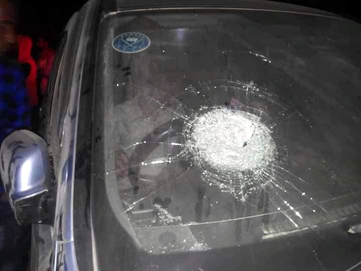 বিএনপির প্রার্থী দিলদার হোসেন সেলিমের গাড়িবহরে পাথর নিক্ষেপ। কোম্পানীগঞ্জ, সিলেট, ১৬ ডিসেম্বর। ছবি: সংগৃহীত