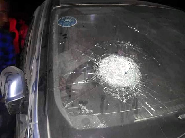 বিএনপির প্রার্থী দিলদার হোসেন সেলিমের গাড়িবহরে পাথর নিক্ষেপ। কোম্পানীগঞ্জ, সিলেট, ১৬ ডিসেম্বর। ছবি: সংগৃহীত