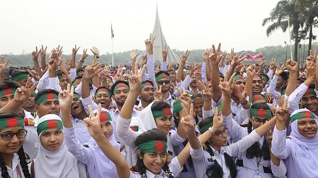 দল বেঁধে শহীদদের প্রতি শ্রদ্ধা জানাতে এসেছে শিক্ষার্থীরা। ছবি: দীপু মালাকার