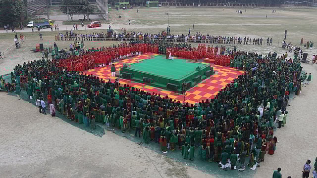 মঞ্চ ঘিরে ছিলেন ছায়ানটের শিল্পী ও শিক্ষার্থীরা। ছবি: আশরাফুল আলম