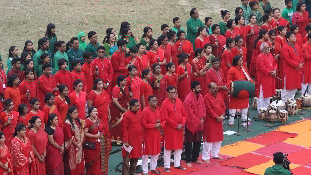 ‘হাজারো কণ্ঠে দেশগান’ শীর্ষক এ আয়োজনে জাতীয় সংগীত গেয়েছেন সবাই। ছবি: আশরাফুল আলম