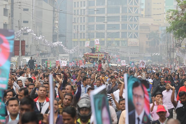 মহান বিজয় দিবস উপলক্ষে জাতীয় ঐক্যফ্রন্টের বিজয় শোভাযাত্রার একাংশ। বিএনপির নয়াপল্টন কার্যালয়ের সামনে থেকে শুরু হওয়া শোভাযাত্রাটি নাইটিঙ্গেল মোড়, কাকরাইল মোড় হয়ে শান্তিনগর মোড় ঘুরে আবার নয়াপল্টনে গিয়ে শেষ হয়। ছবি:আবদুস সালাম