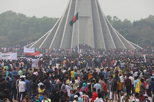 একাত্তরের শহীদদের শ্রদ্ধা জানাতে স্মৃতিসৌধ প্রাঙ্গণে মানুষের ঢল নামে। ছবি: দীপু মালাকার
