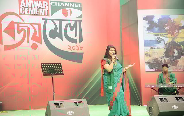 বিজয় মেলায় দেশের গান গেয়েছেন দিনাত জাহান মুন্নি