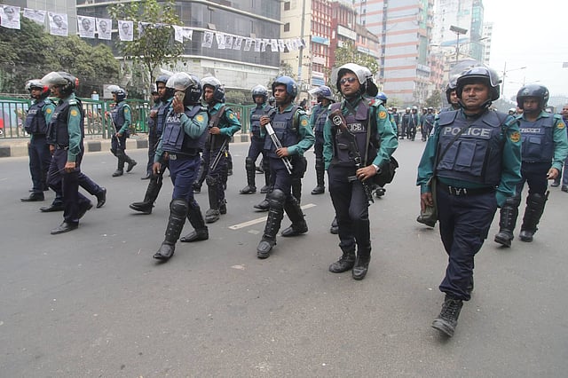 জাতীয় ঐক্যফ্রন্টের শোভাযাত্রাকে কেন্দ্র করে বিপুলসংখ্যক পুলিশের উপস্থিতি দেখা গেছে নয়াপল্টন এলাকায়। ছবি: আবদুস সালাম