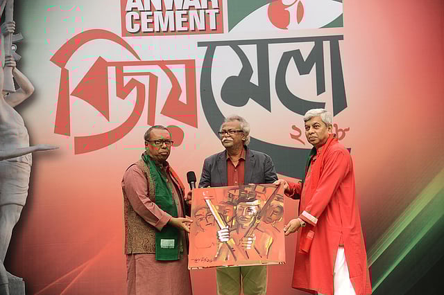 মেলা প্রাঙ্গণে দেশবরেণ্য চিত্রশিল্পীরা মুক্তিযুদ্ধবিষয়ক ছবি এঁকেছেন