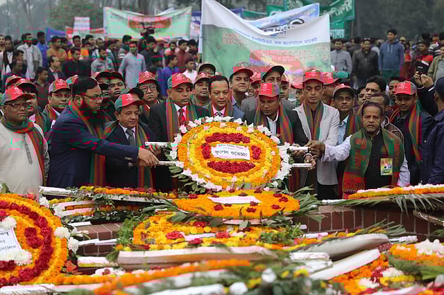 ফুল দিয়ে শ্রদ্ধা জানান আওয়ামী লীগের বিভিন্ন অঙ্গ-সংগঠনের নেতা-কর্মীরা। ছবি: দীপু মালাকার