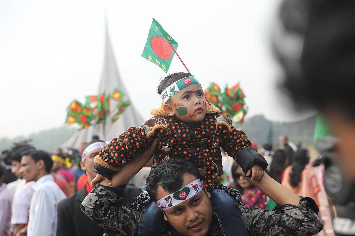 মহান বিজয় দিবস উপলক্ষে সাভারে জাতীয় স্মৃতিসৌধে ফুল দিয়ে শহীদদের প্রতি শ্রদ্ধা নিবেদন করেন সর্বস্তরের মানুষ। অনেকে এসেছেন সন্তানদের নিয়ে। ঢাকা, ১৬ ডিসেম্বর। ছবি: দীপু মালাকার