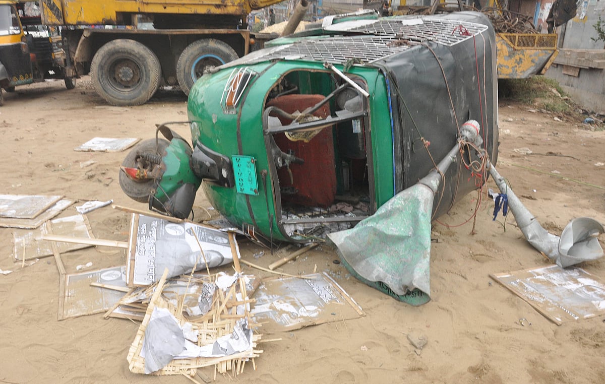 বিএনপির আবদুল্লাহ আল নোমানের প্রচারে ব্যবহার করা অটোরিকশা ও মাইক ভাঙচুর করা হয়েছে। নয়াবাজার মোড়, চট্টগ্রাম, ১৬ ডিসেম্বর। ছবি: জুয়েল শীল