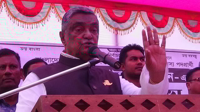 সারদা সুন্দরী বালিকা বিদ্যালয় মাঠে নির্বাচনী সভায় বক্তৃতা করেন স্থানীয় সরকার মন্ত্রী খন্দকার মোশাররফ হোসেন। ফরিদপুর, ১৬ ডিসেম্বর। ছবি: প্রবীর কান্তি বালা