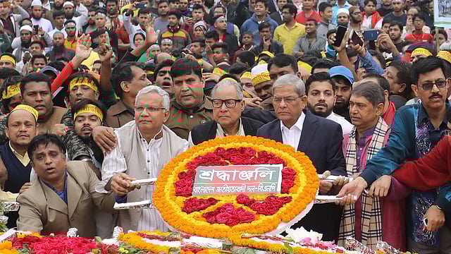 বিএনপির পক্ষে স্মৃতিসৌধে শ্রদ্ধা জানান দলের মহাসচিব মির্জা ফখরুল ইসলাম আলমগীরসহ অন্য নেতারা। ছবি: দীপু মালাকার