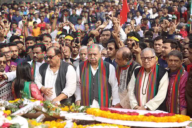 স্মৃতিসৌধে শ্রদ্ধা নিবেদন করেন ঐক্যফ্রন্টের নেতা-কর্মীরা। ছবি: দীপু মালাকার