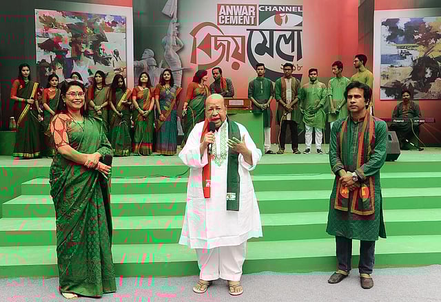 বিজয় মেলায় বক্তব্য দেন চ্যানেল আইয়ের ব্যবস্থাপনা পরিচালক ফরিদুর রেজা সাগর। এ সময় তাঁর পাশে ছিলেন রেজওয়ানা চৌধুরী বন্যা ও অপু মাহফুজ