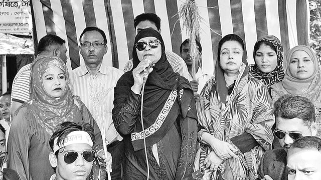 কক্সবাজার-১ আসনের পেকুয়ার বনকাননে পথসভায় বক্তব্য দেন বিএনপির প্রার্থী হাসিনা আহমেদ। গত শুক্রবার সকালে।  প্রথম আলো