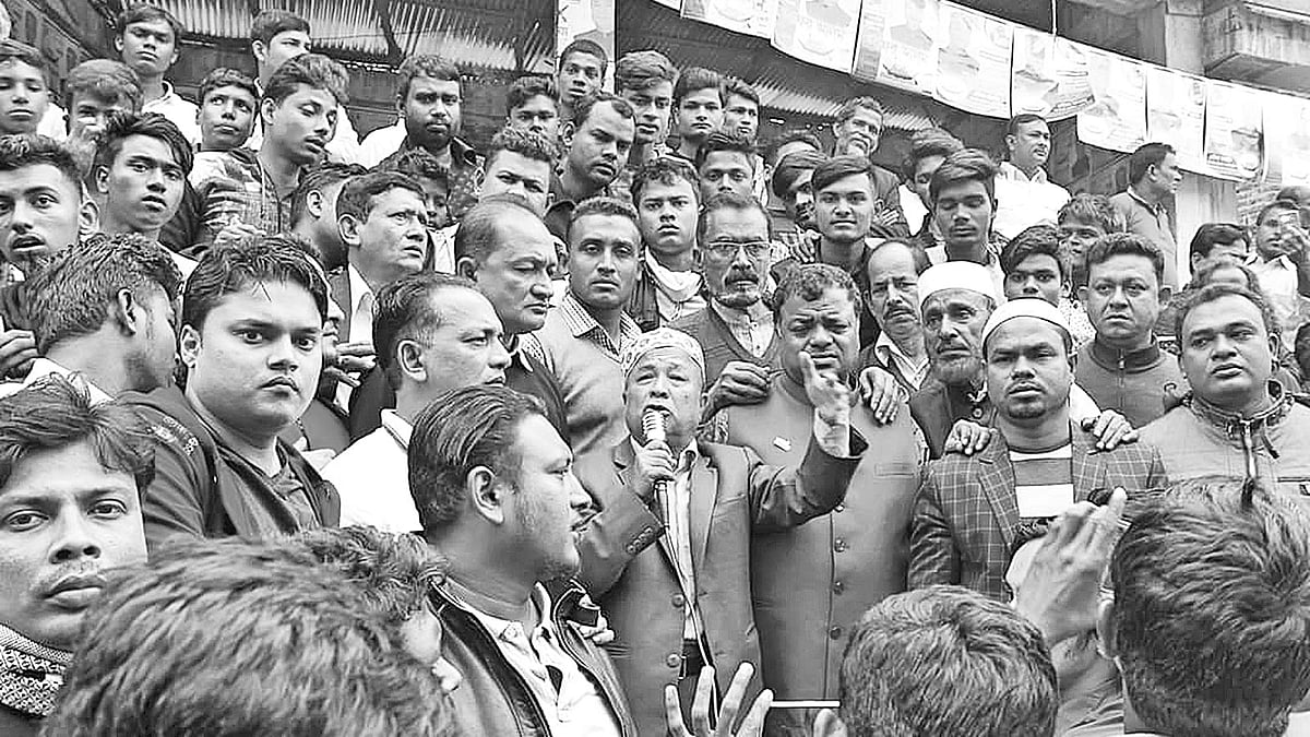 কক্সবাজার–১ আসনের চকরিয়ার খোজাখালীতে পথসভায় বক্তব্য দেন আওয়ামী লীগের প্রার্থী জাফর আলম। গত শুক্রবার বিকেলে।  প্রথম আলো