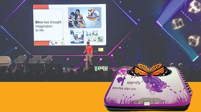 হেলসিংকির মঞ্চে চলছে বাইনোর উপস্থাপন