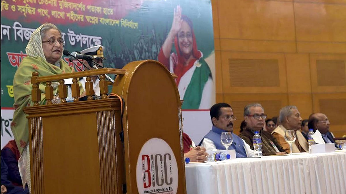 বিজয় দিবস উপলক্ষে বঙ্গবন্ধু আন্তর্জাতিক সম্মেলন কেন্দ্রে আলোচনা সভায় বক্তব্য দেন প্রধানমন্ত্রী শেখ হাসিনা। ঢাকা, ১৭ ডিসেম্বর। ছবি: পিআইডি