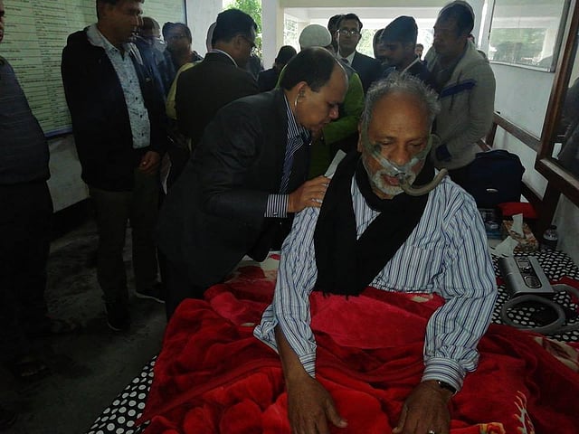 লতিফ সিদ্দিকীর স্বাস্থ্য পরীক্ষা করছেন টাঙ্গাইল হাসপাতাল জেনারেল হাসপাতালের চিকিৎসকেরা। ছবি: প্রথম আলো
