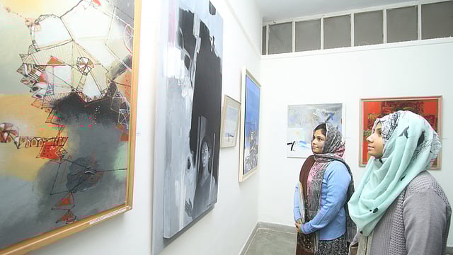 গ্যালারি-১-এ প্রদর্শিত চিত্রকর্মগুলো দেখছেন দর্শনার্থীরা।