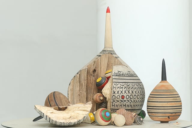 লাটিমকে উপজীব্য করে শিল্পকর্মটি সৃষ্টি করেছেন আবদুল মোমেন মিল্টন।