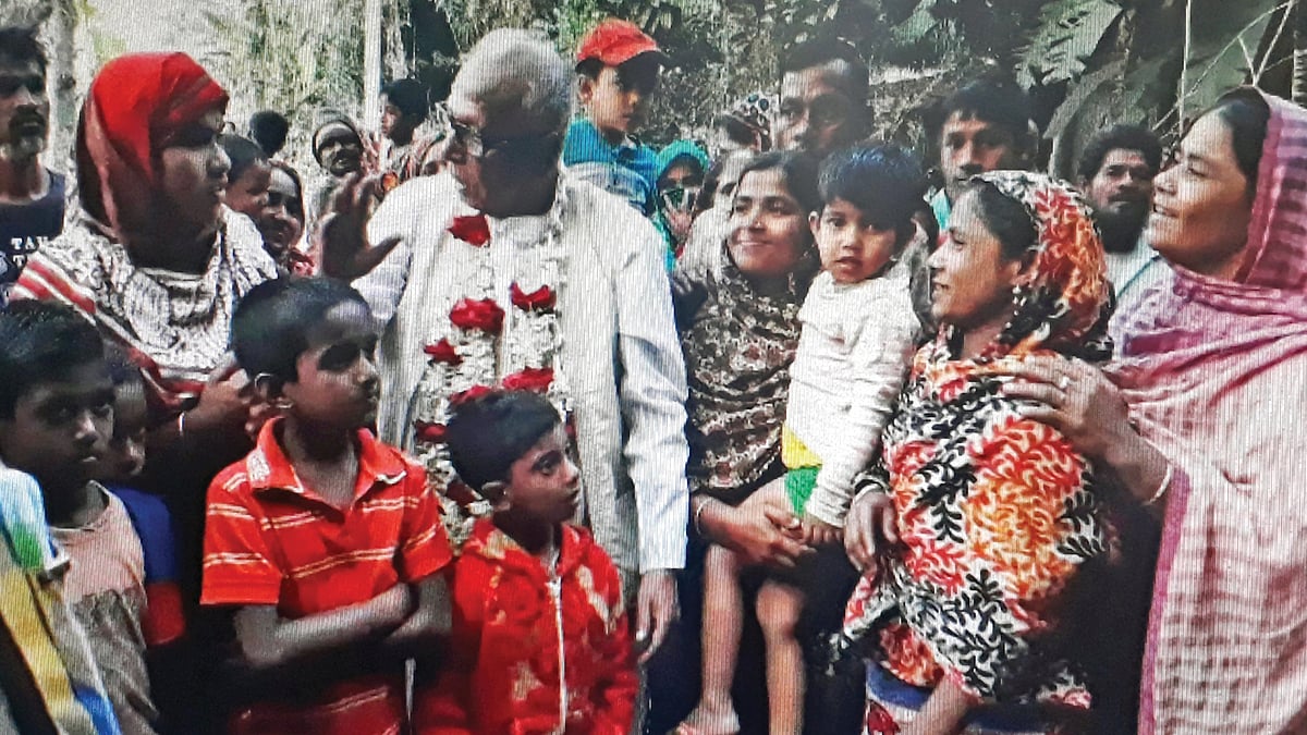 ধানের শীষের পক্ষে সাধারণ মানুষের কাছে ভোট চাচ্ছেন মুন্সিগঞ্জ-১ আসনে বিএনপির প্রার্থী শাহ্‌ মোয়াজ্জেম হোসেন। গতকাল বিকেলে সিরাজদিখান উপজেলার মধ্যপাড়া এলাকায়।  সংগৃহীত