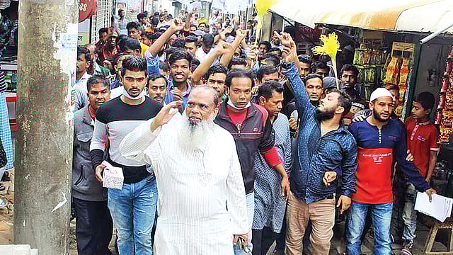 কদমতলীর মাদ্রাসা রোডে গণসংযোগে বিএনপির প্রার্থী সালাহউদ্দিন আহমেদ।  ছবি: প্রথম আলো