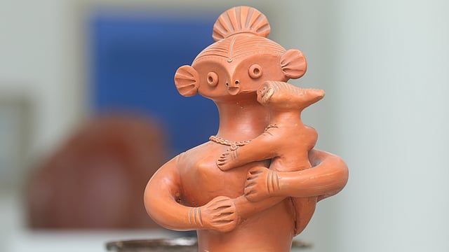 টেপা পুতুলটি তৈরি করেছেন শিল্পী মরণচাঁদ পাল।