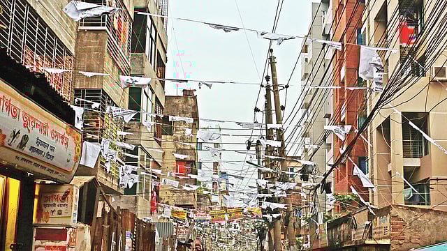 বৃষ্টিতে নষ্ট হয়ে গেছে নির্বাচনী পোস্টার। গতকাল রায়েরবাজার এলাকায়।  ছবি: প্রথম আলো