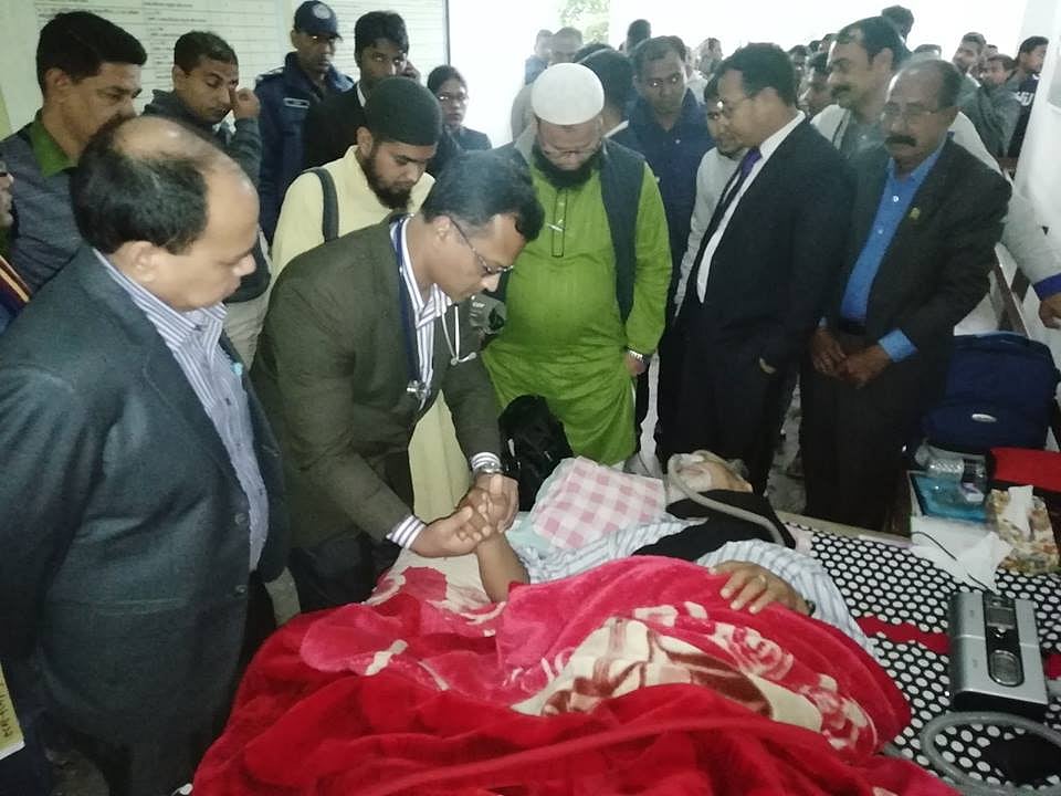 লতিফ সিদ্দিকীর স্বাস্থ্য পরীক্ষা করছেন টাঙ্গাইল হাসপাতাল জেনারেল হাসপাতালের চিকিৎসকেরা। ছবি: প্রথম আলো