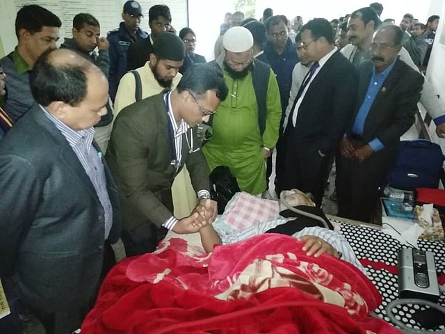 লতিফ সিদ্দিকীর স্বাস্থ্য পরীক্ষা করছেন টাঙ্গাইল হাসপাতাল জেনারেল হাসপাতালের চিকিৎসকেরা। ছবি: প্রথম আলো
