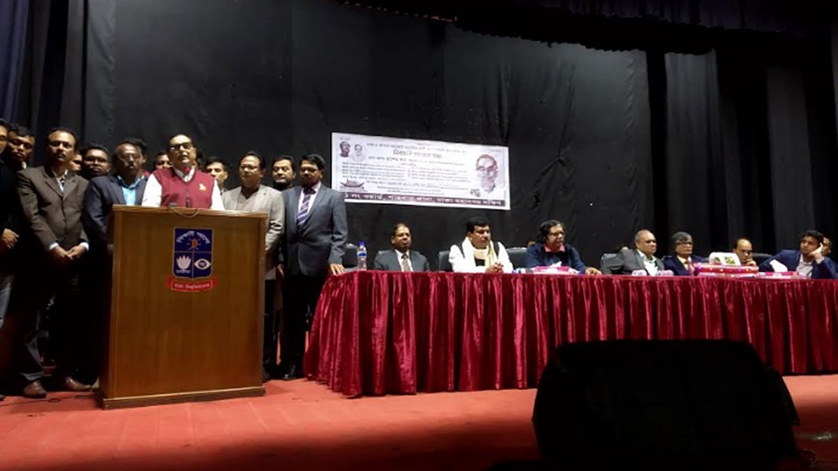 ঢাকা বিশ্ববিদ্যালয়ের ছাত্র-শিক্ষক কেন্দ্রের (টিএসসি) মিলনায়তনে ঢাকা মহানগর ২১ নম্বর ওয়ার্ড আওয়ামী লীগ আয়োজিত নির্বাচনী প্রচারণা সভায় বক্তব্য দিচ্ছেন বাংলাদেশ ওয়ার্কার্স পার্টির সভাপতি রাশেদ খান মেনন। ছবি: প্রথম আলো