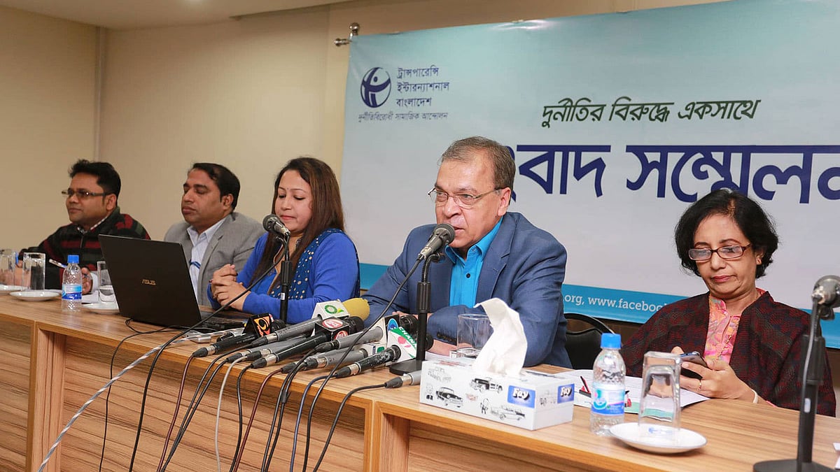 চা শ্রমিকদের নিয়ে জরিপের তথ্য আজ মঙ্গলবার তুলে ধরে টিআইবি। এতে টিআইবির নির্বাহী পরিচালক ইফতেখারুজ্জামানসহ সংশ্লিষ্টরা উপস্থিত ছিলেন। ছবি: জাহিদুল করিম