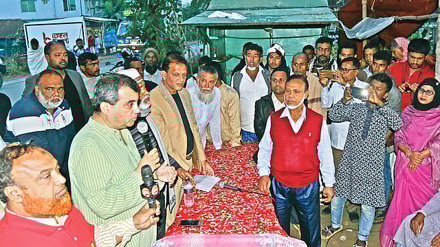 পথসভায় বক্তব্য দিচ্ছেন ঢাকা-৯ আসনে আওয়ামী লীগের প্রার্থী সাবের হোসেন চৌধুরী। গতকাল বিকেলে নাসিরাবাদ ইউনিয়নের নাগদারপাড় এলাকায়।  ছবি: প্রথম আলো