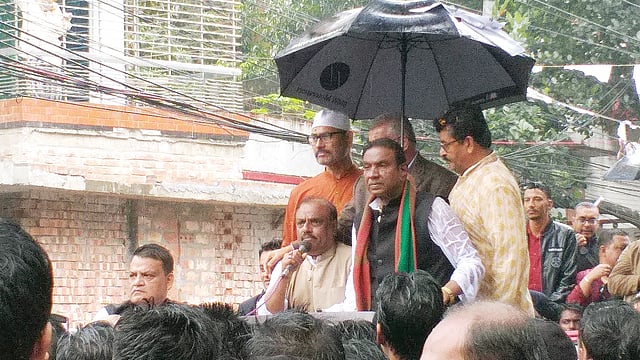 নির্বাচনী প্রচারণায় আওয়ামী লীগের প্রার্থী সাদেক খান। গতকাল লালমাটিয়ায়।  ছবি: প্রথম আলো