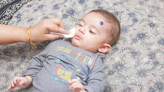 পানি ব্যবহার না করে ওয়াইপস ব্যবহার করে শিশুকে পরিস্কার রাখতে পারেন