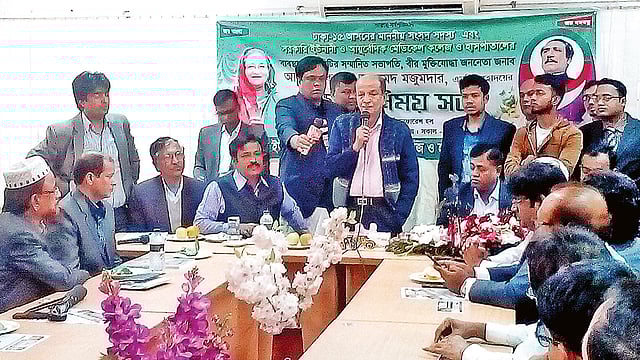 শিক্ষক–শিক্ষার্থীদের সঙ্গে মতবিনিময় করছেন কামাল আহমেদ মজুমদার। গতকাল সরকারি ইউনানী ও আয়ুর্বেদিক মেডিকেল কলেজ ও হাসপাতালে।  ছবি: প্রথম আলো