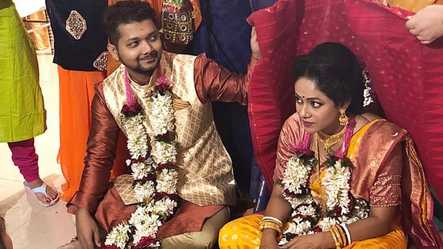 বিয়ের আসরে অরিত্র দত্ত ও মহুয়া হালদার। ছবি: ফেসবুক থেকে নেওয়া