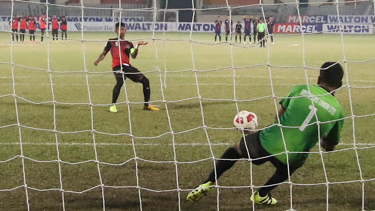 আরামবাগের বিপক্ষে আরও একটি টাইব্রেকার ঠেকিয়ে দিচ্ছেন সুজন চৌধুরী। ফাইল ছবি