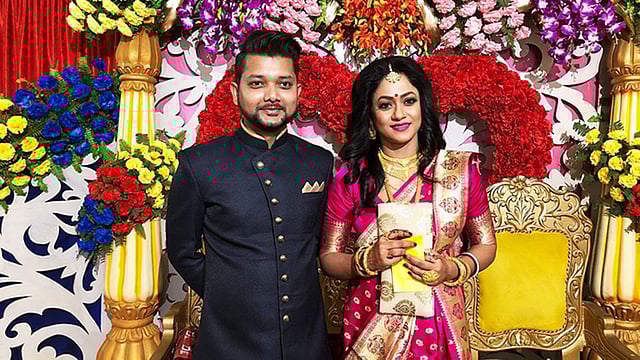 রিসেপশন অনুষ্ঠানে অরিত্র দত্ত ও মহুয়া হালদার। ছবি: ফেসবুক থেকে নেওয়া