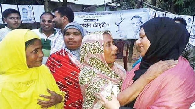 কক্সবাজার-৪ আসনের উখিয়ার জালিয়াপালংয়ে গণসংযোগ করছেন বিএনপির প্রার্থী শাহজাহান চৌধুরীর মেয়ে নাজিয়া জাহান চৌধুরী। গত সোমবার বিকেলে।  সংগৃহীত