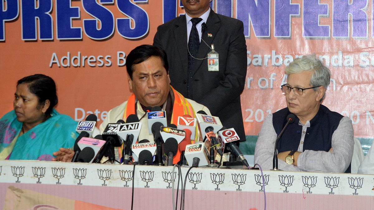 ত্রিপুরার রাজধানী আগরতলায় দলীয় নেতাদের সঙ্গে সাংবাদিকদের মুখোমুখি বিজেপি–শাসিত আসামের মুখ্যমন্ত্রী সর্বানন্দ সোনোয়াল। ছবি: প্রথম আলো