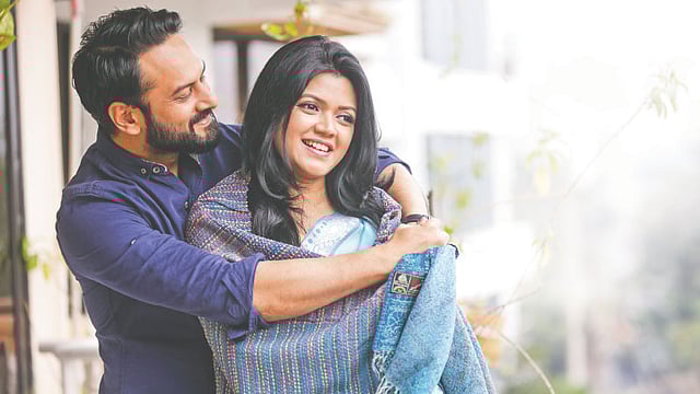 মডেল: নাবিলা ও তাঁর স্বামী জুবাইদুল হক।  ছবি: কবির হোসেন, কৃতজ্ঞতা: হোটেল ট্রপিক্যাল ডেইজি